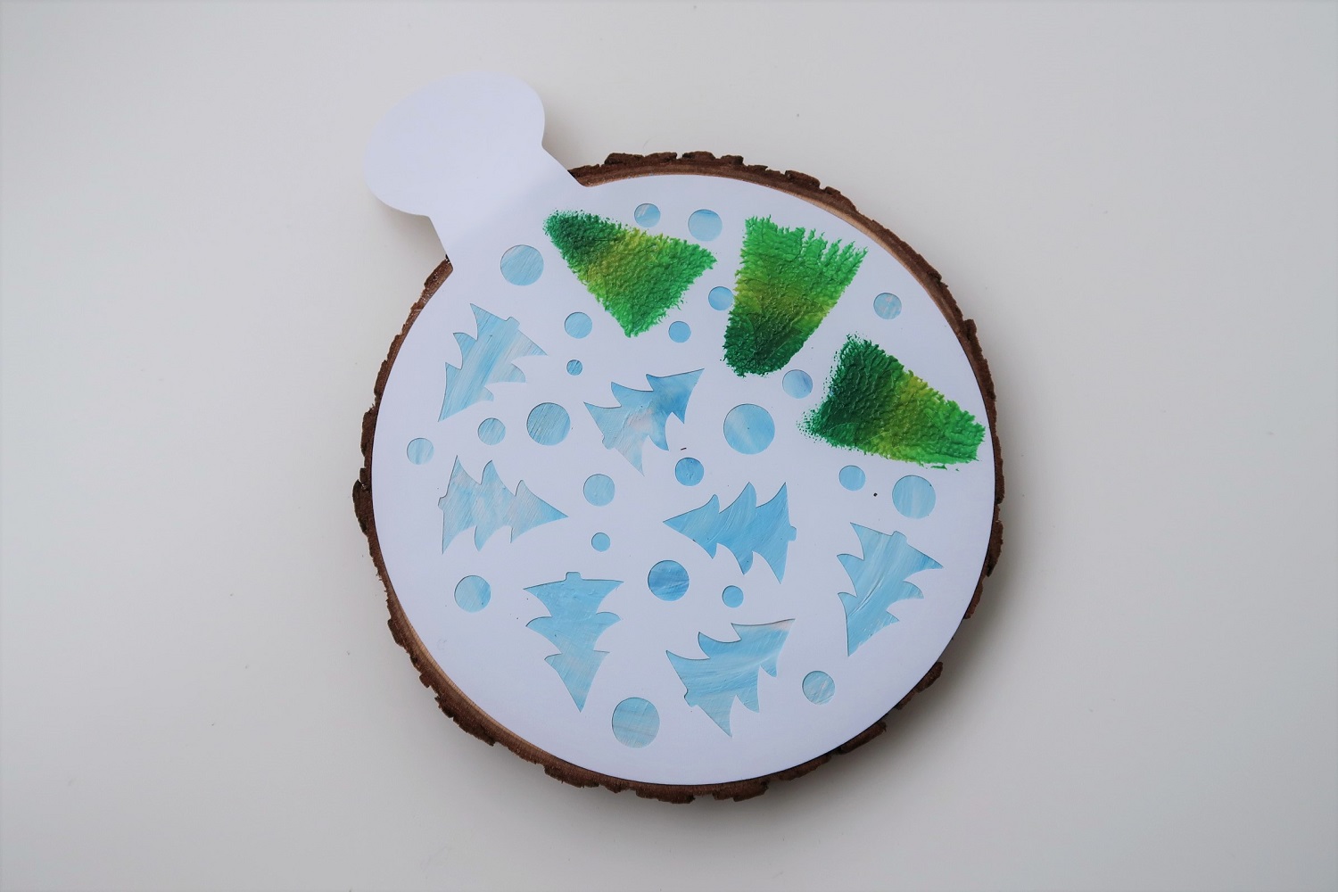 3 Easy Methods For Painting on Wood Slice Ornaments (Even if You’re No Good at Art!) 17